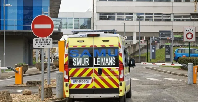 photo un véhicule du smur arrive au centre hospitalier du mans. photo d’illustration. &copy; dominique breugnot photographer