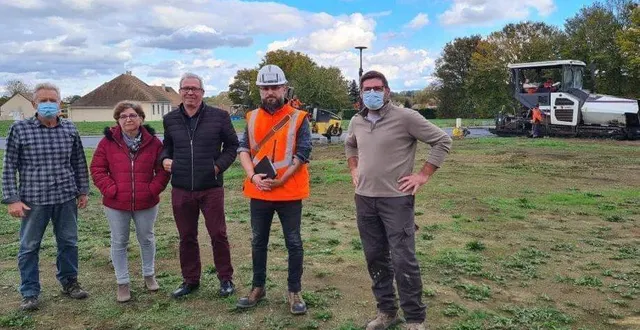 photo de gauche à droite: joël hubert, maire adjoint, éliane courtemanche, maire adjoint, guy cosme, maire, sylvain livet, bureau d’études soderef, et david fauveau, entreprise chapron.. &copy; ouest-france