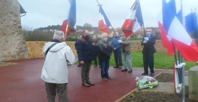 photo dépôt de gerbe sur le monument aux morts, samedi 5 décembre. &copy; ouest-france