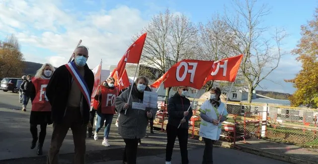 photo les manifestants se sont rassemblés devant la maison de retraite avant de marcher jusqu’au centre du bourg. &copy; ouest-france