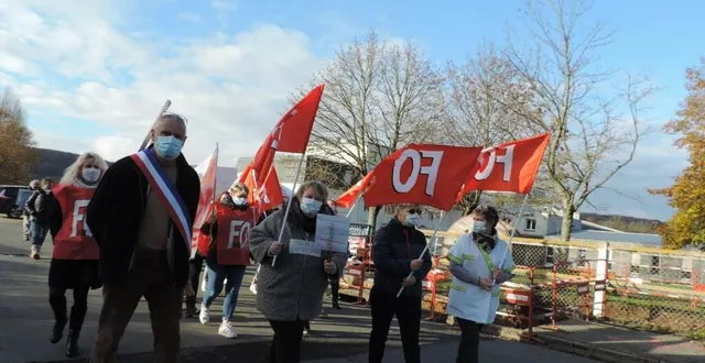 photo les manifestants se sont rassemblés devant la maison de retraite avant de marcher jusqu’au centre du bourg. &copy; ouest-france