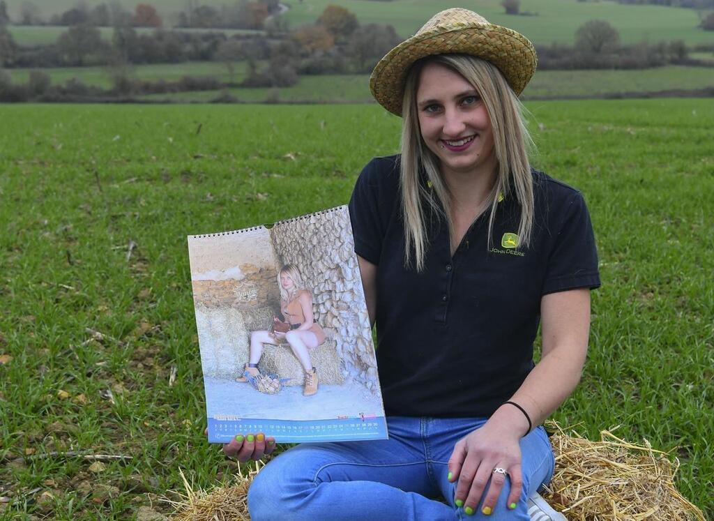 Sarthe Manon Pose Pour Le Calendrier Belles Des Prés