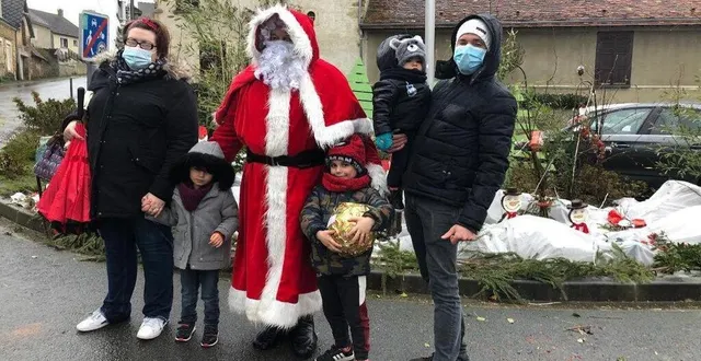 photo théo, ambre et nathan sont venus rencontrer le père noël. &copy; le maine libre