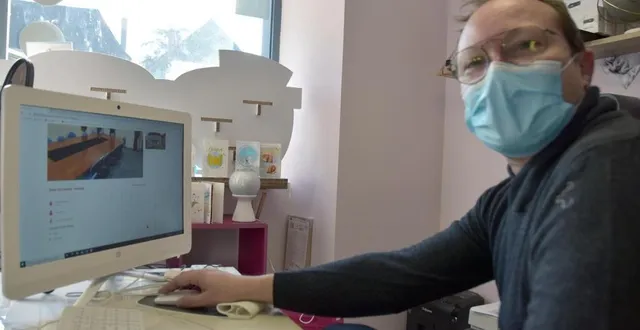 photo benjamin laburthe-tolra accédant au site ruraconnect avec l’espace dédié à commune de dollon avec sa salle de conseil municipal. &copy; le maine libre