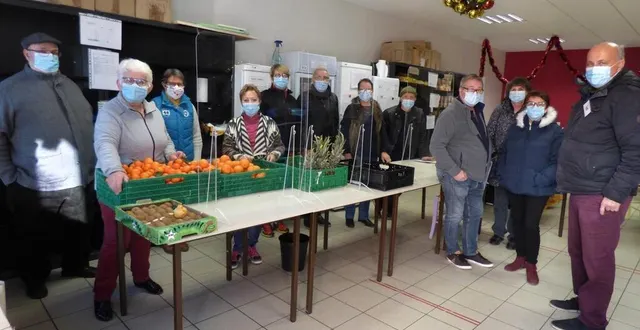 photo le groupe de bénévoles du mardi prépare les repas qu’il va distribuer.  &copy; le maine libre