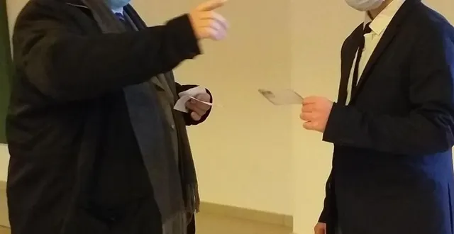 photo andré choisnet remet la carte de porte-drapeau à alexandre.