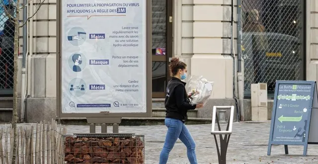 photo des panneaux de prévention pour le respect des gestes barrières, place saint-nicolas au mans (sarthe). photo d’illustration. &copy; dominique breugnot photographer
