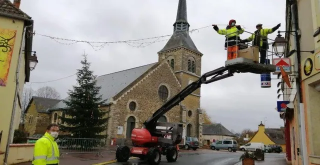 photo malgré la période de crise sanitaire, les élus de fillé-sur-sarthe et quelques personnes bénévoles du village ont confectionné puis installé des décorations de noël aux quatre coins du village. à noter que des habitants ont fait don des sapins afin d’enrichir encore l’ambiance de cette période de fêtes. &copy; le maine libre