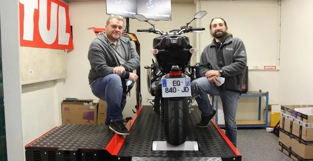 photo franck nourry et julien guyot autour du banc de puissance, dans la cabine insonorisée. &copy; le maine libre