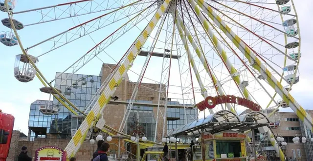 photo le montage s’est terminé en fin d’après-midi, ce samedi. installée avec un mois de retard par rapport aux années précédentes, la grande route pourrait rester en place au-delà du 6 janvier. &copy; ouest-france