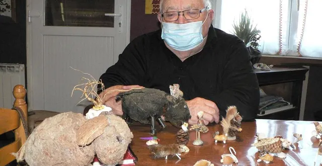 photo dans son salon, alain bosson a installé un plan de travail, sur lequel il réalise des créatures sorties tout droit de son imagination. &copy; ouest-france