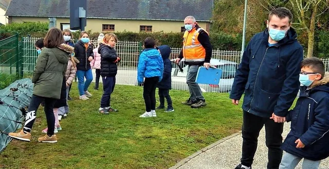 photo mercredi, les enfants du centre de loisirs ont planté une haie. &copy; ouest-france