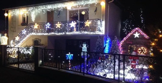 photo de nombreuses maisons sont illuminées à saint-mars-d’outillé à l’approche des fêtes de fin d’année. un jury déterminera et récompensera les trois plus belles. &copy; le maine libre