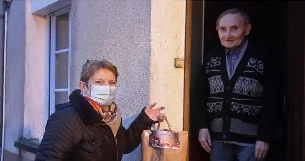 photo annick dutertre, maire, remet un colis à roger chartier. &copy; ouest-france