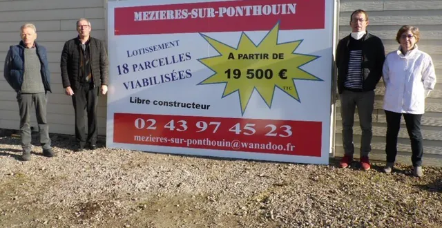 photo guy cosme et ses adjoints présentent le panneau réalisé pour l’occasion qui va faire la promotion du lotissement sur la route départementale numéro 6 reliant ballon-saint-mars à courcemont. &copy; le maine libre