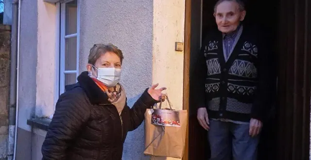 photo comme tous les bénéficiaires, les doyens ginette ducruc et roger chartier ont apprécié le colis offert. &copy; le maine libre