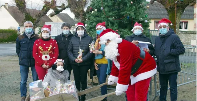 photo la covid n’a pas fait renoncer le père noël à ses obligations. &copy; le maine libre