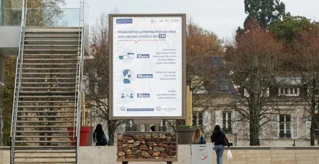 photo aux jacobins, au mans, un des panneaux qui rappelle les gestes barrières et bons gestes à adopter, de l’agence régionale de santé. &copy; dominique breugnot photographer