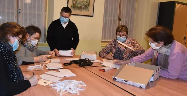 photo l’équipe du ccas lors de la mise sous enveloppe. &copy; le maine libre