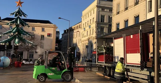 photo ce mardi 15 décembre 2020, les agents de la ville du mans (sarthe) procèdent à l’installation du marché de noël, place de la république. &copy; ouest-france