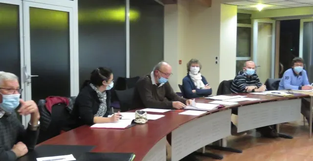 photo de gauche à droite, gérard dutertre ; nathalie duçluard ; jacky marchand, maire ; laurence hamelin, secrétaire de mairie, alain lefranc et florent lehoux. &copy; le maine libre