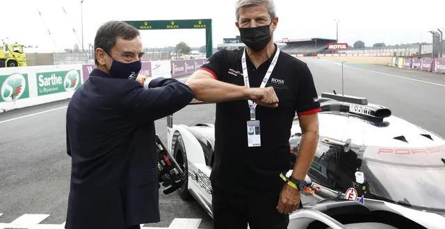 photo pierre fillon (aco), ici avec fritz enzinger, salut le retour de porsche en endurance. &copy; porsche / juergen tap