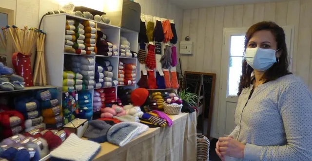 photo charlotte gaulupeau présente ses réalisations en laine mohair : chaussettes, gants, écharpes, châles, pulls, plaids… &copy; le maine libre