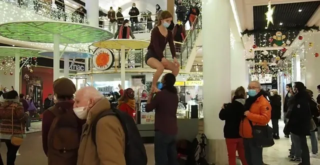 photo des acrobates en plein milieu du centre commercial des jacobins, mardi 15 décembre au mans. &copy; jérôme jubert