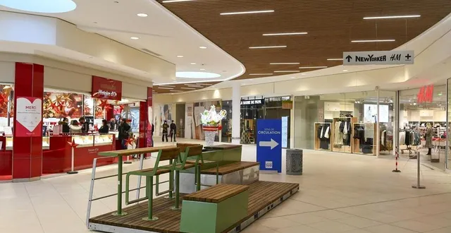 photo tous les plafonds ont été rénovés, ainsi que le mobilier des espaces de circulation. les lattes de bois du plafond dessinent de belles perspectives. &copy; le maine libre – yvon loué