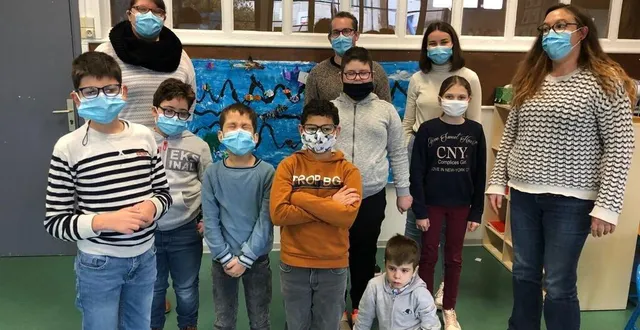 photo les enfants de l’unité externalisée de l’ime devant la fresque réalisée à l’occasion du vendée globe. &copy; le maine libre