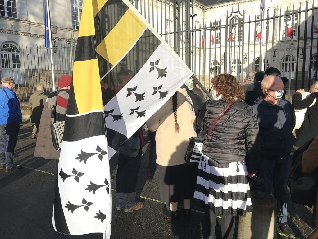 Nantes. Le drapeau breton flotte devant la mairie 