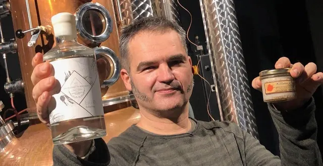 photo emmanuel viton avec en main une bouteille d’eau-de-vie aux rillettes. dans l’autre main, un pot de rillettes fabriquées à partir du sac de viande retiré de l’alambic. &copy; ouest-france