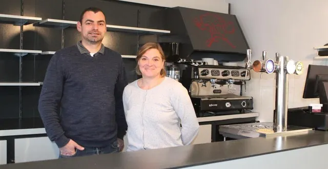 photo yoann grosbois et sonia dubois gèrent le restaurant l’entre deux à verron. &copy; le maine libre