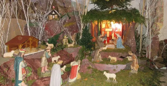 photo créé par béatrice renault, le vitrail au fond de la crèche exposée à goulet reprend le graphisme de celui qui surplombe l’ensemble. &copy; ouest-france