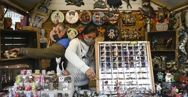 photo ce vendredi 18 décembre 2020, l’heure était à l’installation pour être prêt à accueillir les premiers visiteurs ce samedi matin. &copy; le maine libre – denis lambert