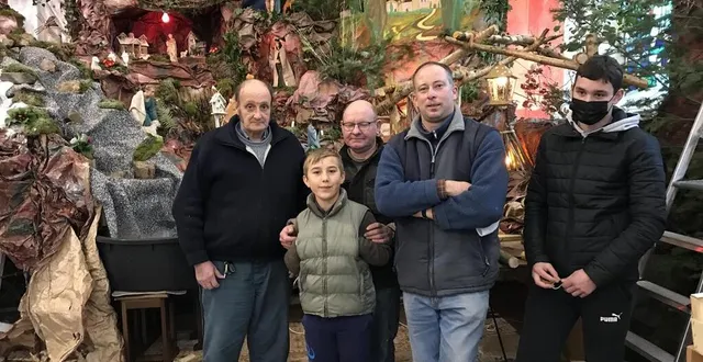 photo chaque année, la même équipe monte la traditionnelle crèche de giel-courteilles : jean-pierre duvent, gilles maine et françois montambault, avec l’aide de gabin et léo. &copy; ouest-france