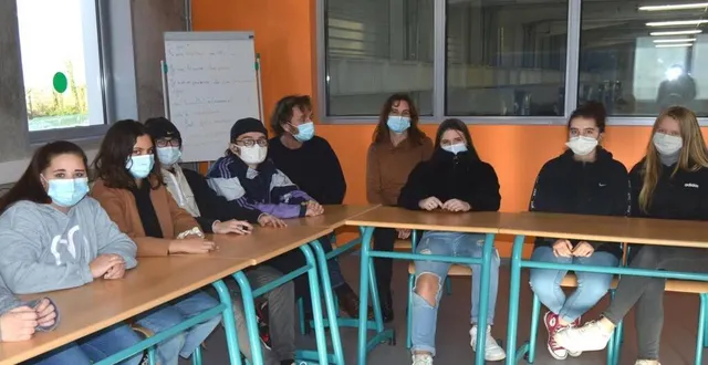 photo aux côtés de rémi checchetto, et marion abidi-schneider, l’une des initiatrices du projet, les élèves ont pris plaisir à écrire. &copy; le maine libre