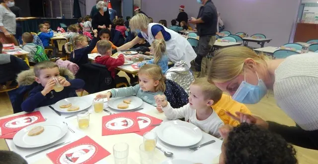 photo les élèves, les élus, le personnel communal et les enseignants ont participé au déjeuner de noël &copy; le maine libre