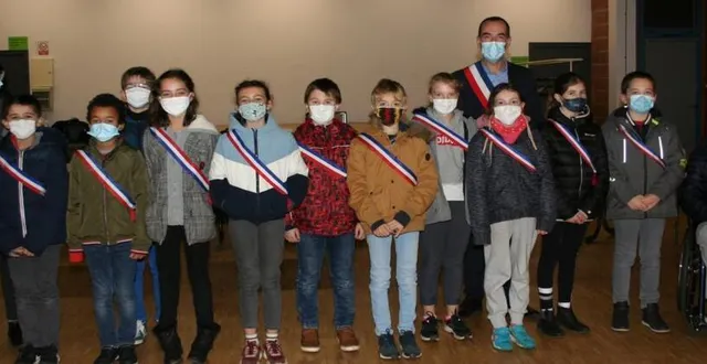 photo david chollet, entouré du conseil municipal des enfants. &copy; le maine libre