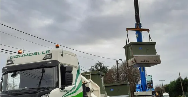 photo lundi 14 décembre. pose d’un poste électrique d’un poids d’environ sept tonnes au lieu-dit la provosterie à briosne. &copy; le maine libre