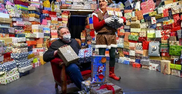 photo le mans, jeudi 17 décembre. pascal laillet, directeur de la bertoche et le lutin truc au centre des milliers de cadeaux. &copy; photo le maine libre – yvon loue