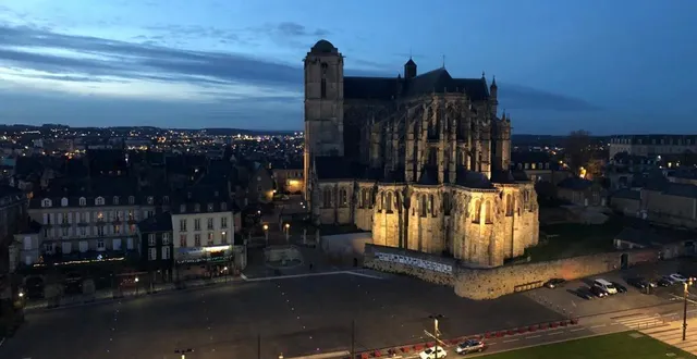 photo la cathédrale saint-julien vue de la grande roue, installée place des jacobins, au mans. &copy; le maine libre