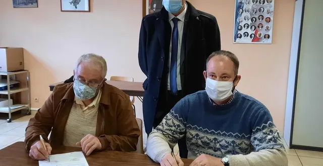 photo la convention a été signée vendredi 18 décembre par michel petit, maire de la commune, françois montambault, président du conseil d’administration de l’établissement. pascal gautier, directeur de giel don bosco, était également présent. &copy; dr