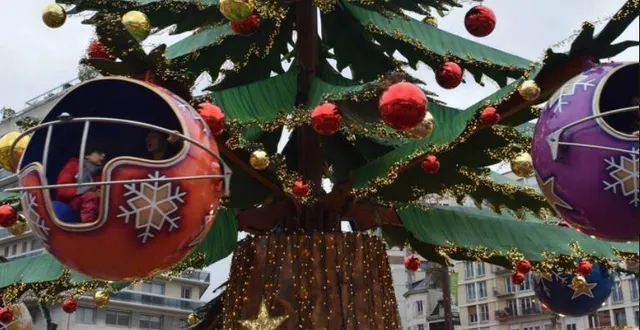 photo le marché de noël et son sapin-manège, au mans (sarthe). &copy; archives ouest-france
