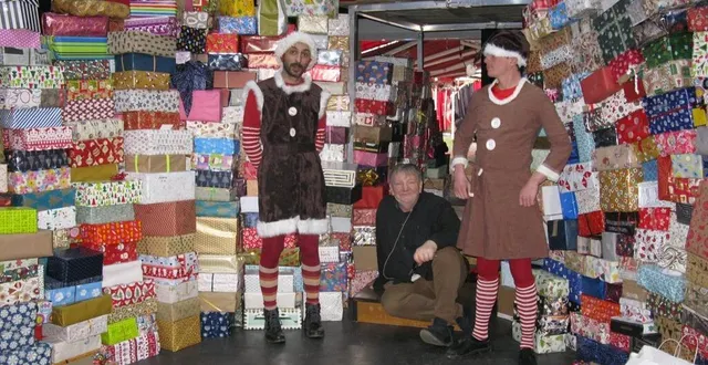 photo il a fallu pousser les murs de la bertoche pour accueillir les 4 900 boîtes, pleines de générosité qui vont être distribuées, jeudi 24 décembre 2020, aux gens de la rue. que du bonheur ! &copy; ouest-france