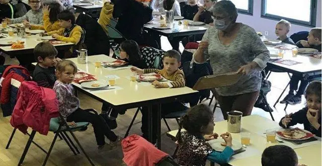 photo tous les enfants de l’école ont participé, jeudi midi, au repas de noël mis en place par la municipalité. &copy; ouest-france