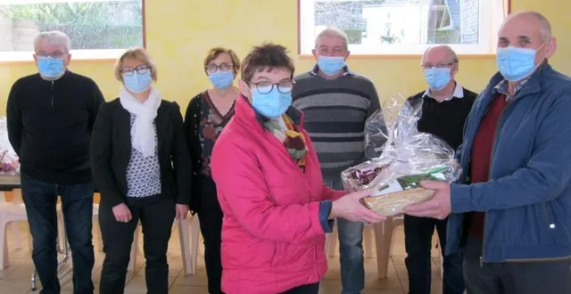 photo au premier plan, le maire eugène chatel remet le premier panier à marie-christine vauloup, la première à venir chercher son colis. &copy; ouest-france