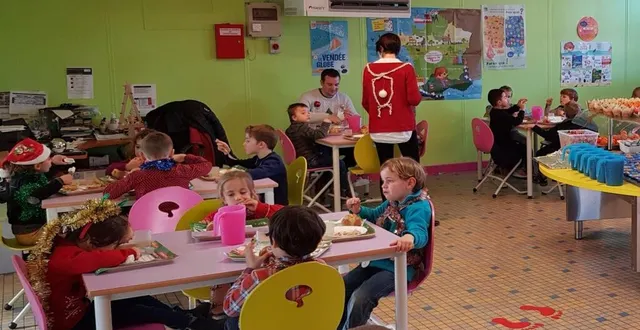 photo le restaurant scolaire avait pris des couleurs de fêtes pour ce dernier repas avant noël. &copy; ouest-france