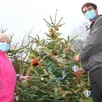 photo agnès laigre et Édouard debeaupte ont décoré le sapin installé près de la mairie.
