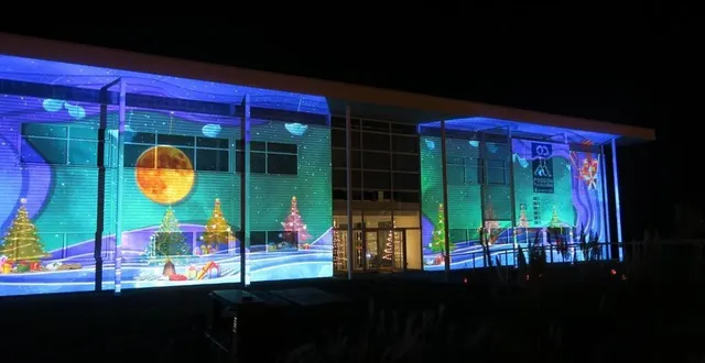 photo le groupe posson, à louailles (sarthe), a décidé de projeter des lumières sur sa façade pour les fêtes de fin d’année.   &copy; ouest-france